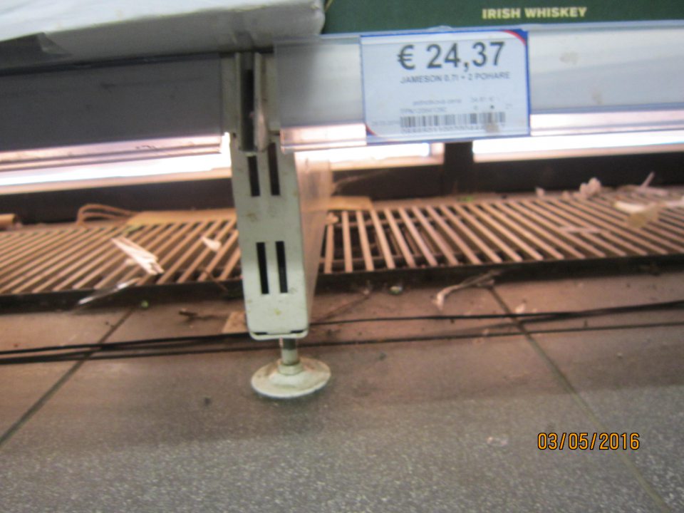 Pod regálmi na predajnej ploche podlahy znečistené hrubými nečistotami, prachom. 