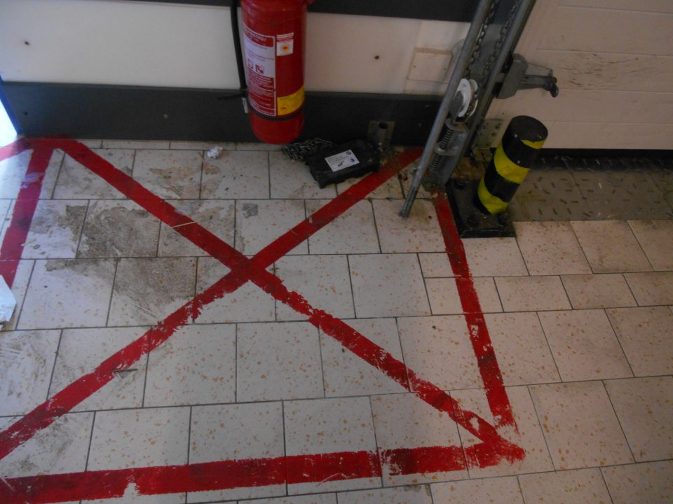 Znečistenie podlahy pri zábranách rolovacej brány.