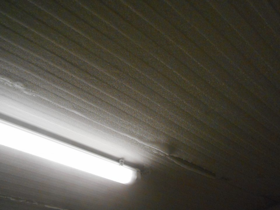 V prevádzke námraza na strope mraziaceho boxu.