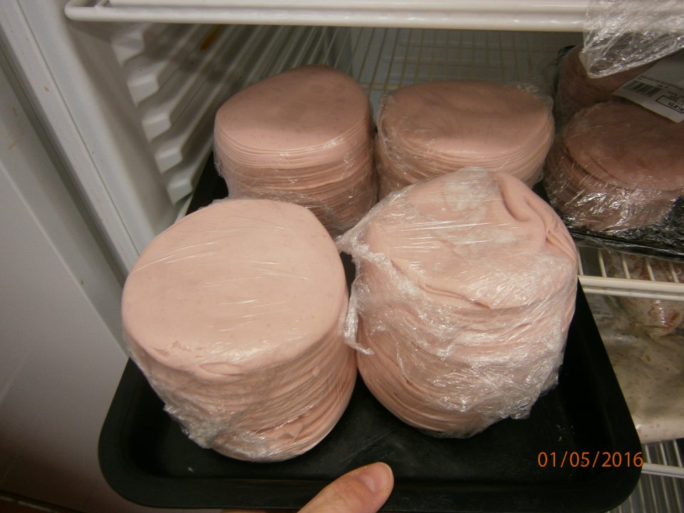 V chladničke prevádzky skladovaný tovar po uplynutí dátumu spotreby spolu s čerstvým tovarom, neoddelene.