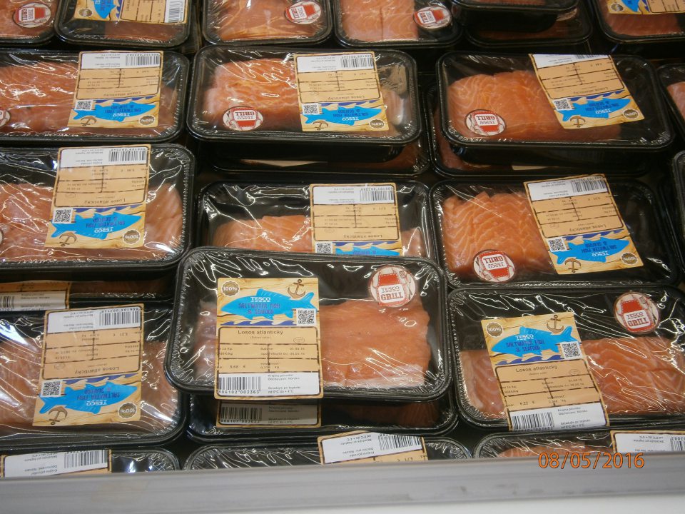 Potraviny s končiacim dátumom spotreby neoznačené informáciou pre spotrebiteľa alebo neumiestnené oddelene od ostatných potravín s dlhšou zárukou.