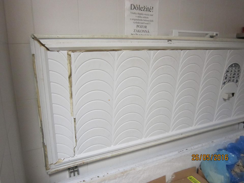 Poškodený truhlicový  mraziaci box na hlbokozmrazené pekárske polotovary. 