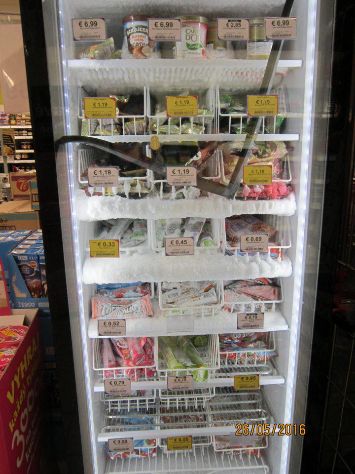 Mraziaca vitrína na mrazené krémy a nanuky s nadmernou námrazou.