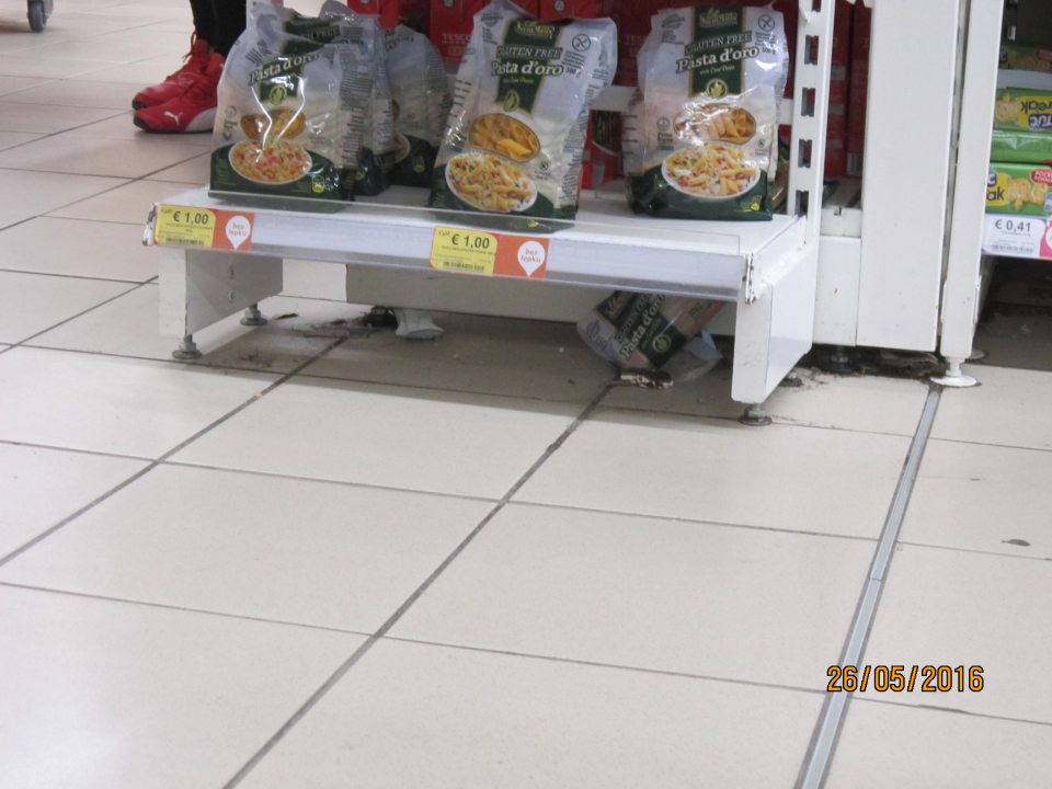 Na predajnej ploche znečistené podlahy pod regálmi. 