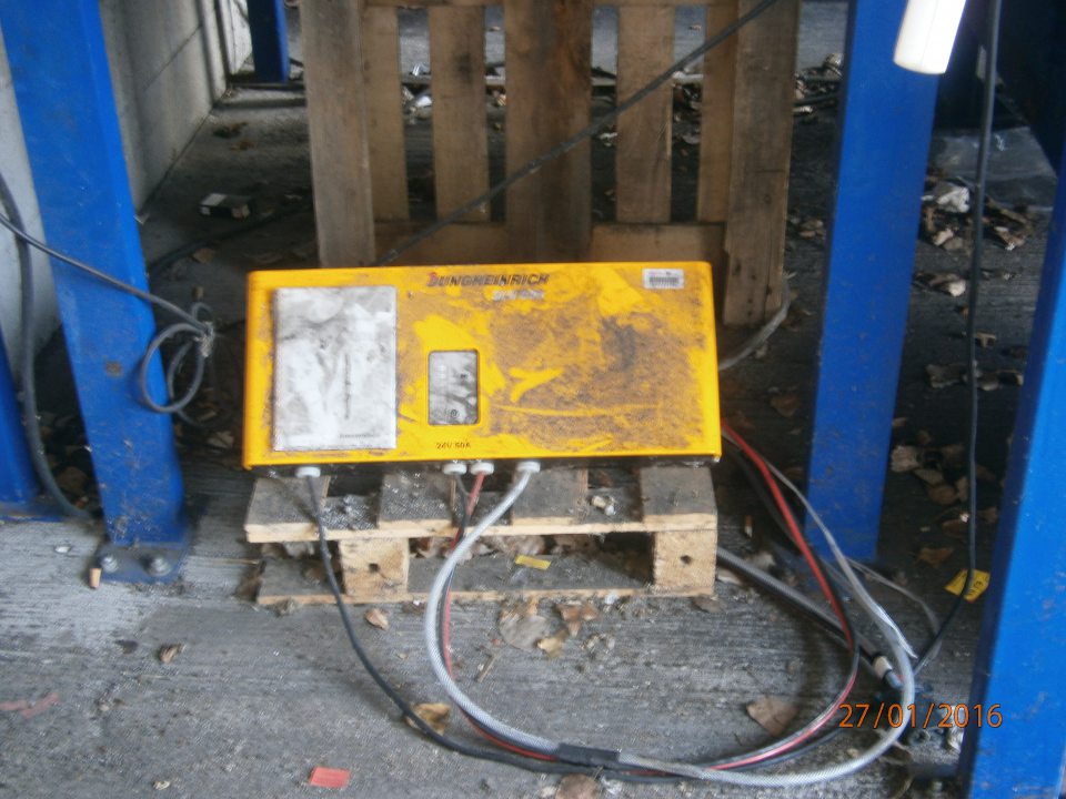 V prevádzke priestor pod rampou a veľkokapacitným kontajnerom znečistený odpadkami.