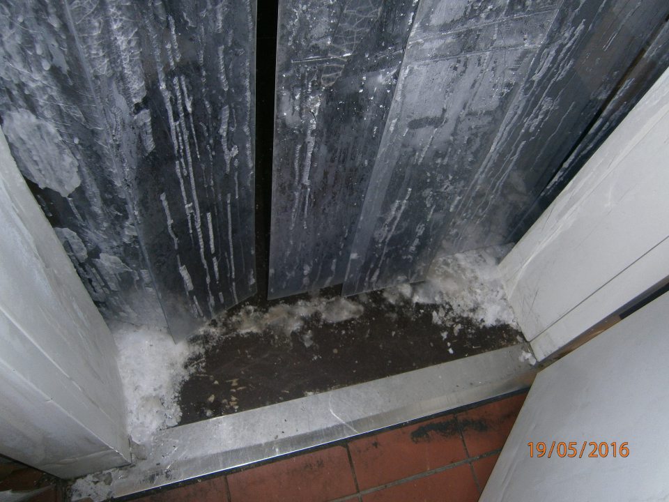 V sklade mrazeného pečiva  výrazná námraza na strope a chladiacej jednotke.