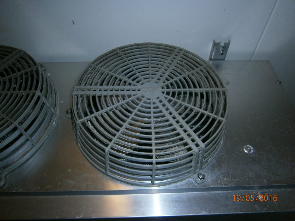 Zaprášené lopatky ventilátorov chladiacej jednotky v sklade ovocia a zeleniny.