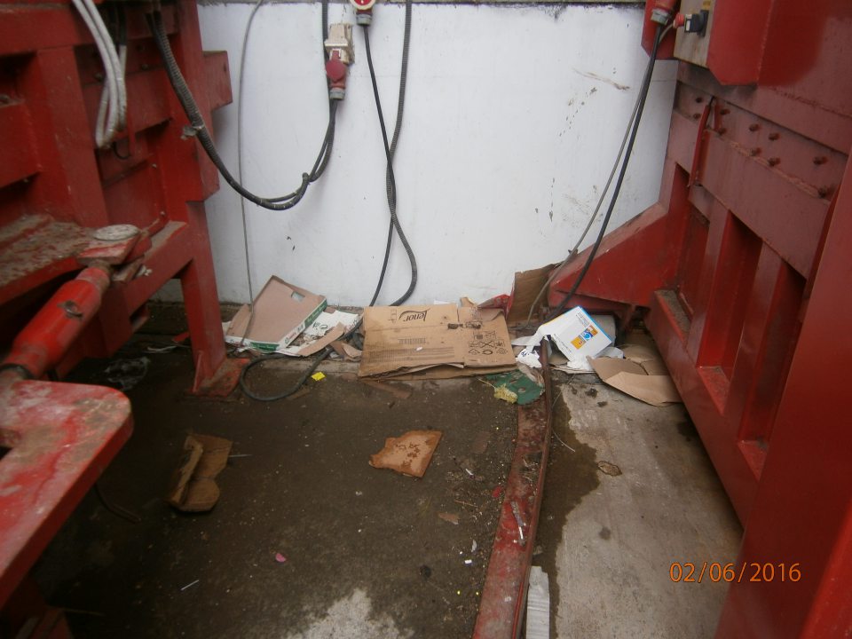 Znečistenie priestoru medzi veľkokapacitnými kontajnermi.