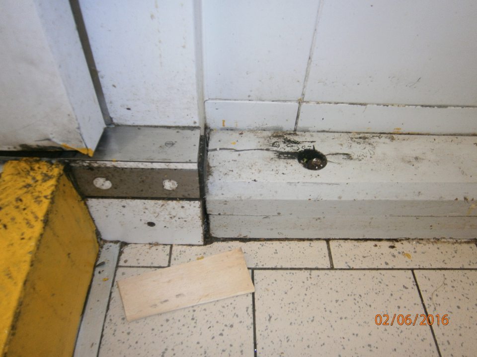 Znečistenie zárubní pri vstupe do mraziaceho zariadenia.