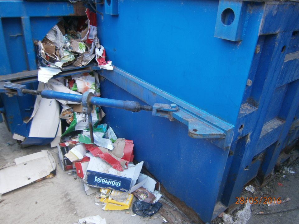 V prevádzke znečistenie okolia  veľkokapacitného kontajnera.