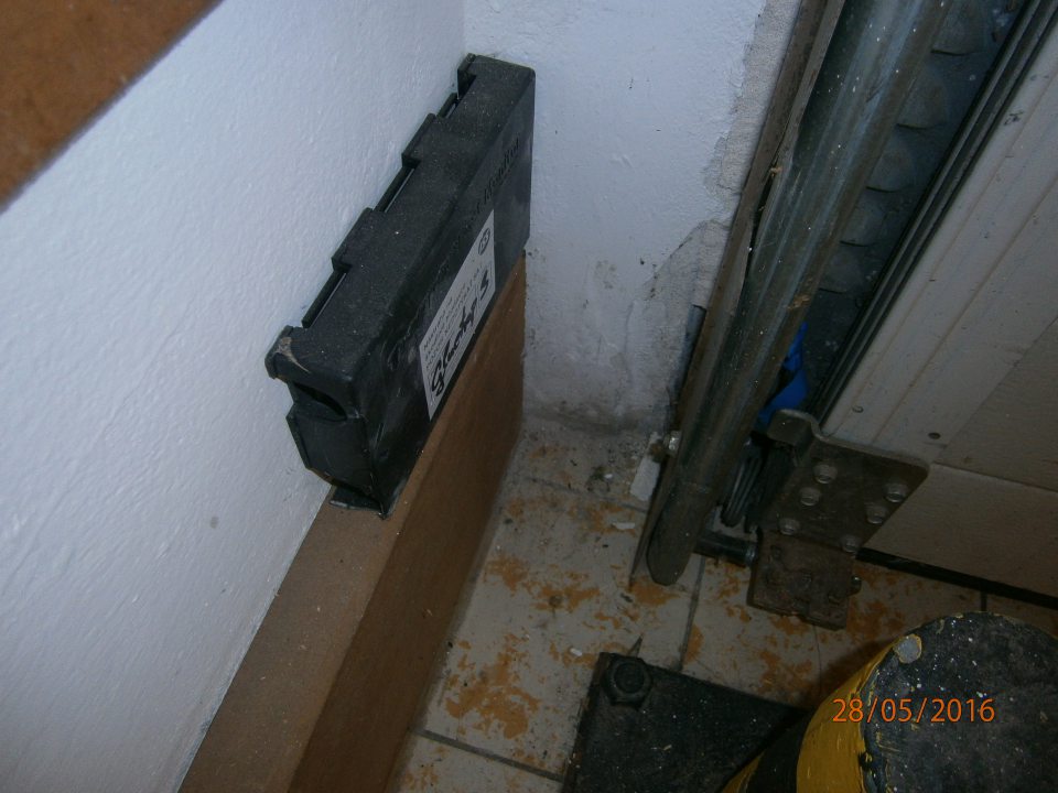 V prevádzke poškodená stena v časti príjmu potravín.