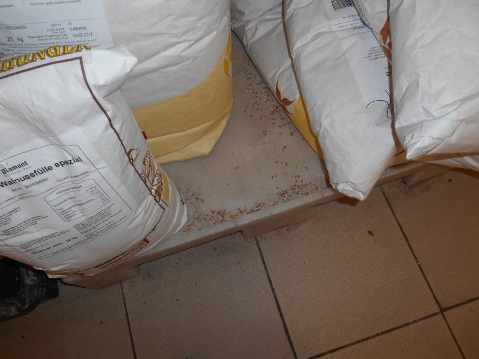 V sklade múky znečistené palety a podlaha pod nimi.