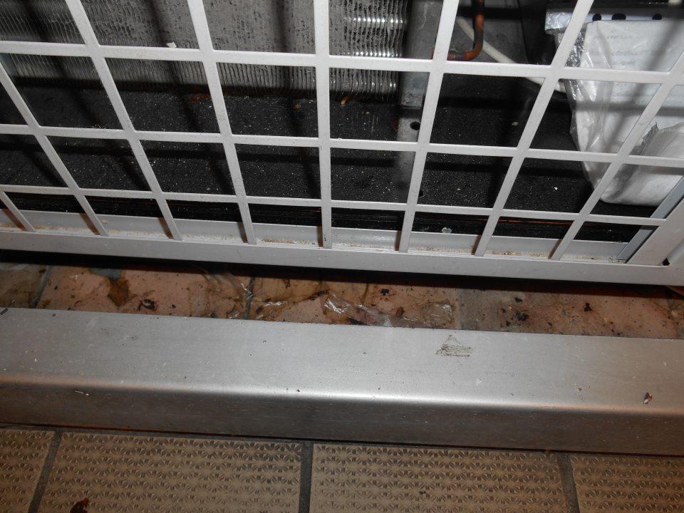 Znečistená podlaha pod chladiacim zariadením na zákusky.