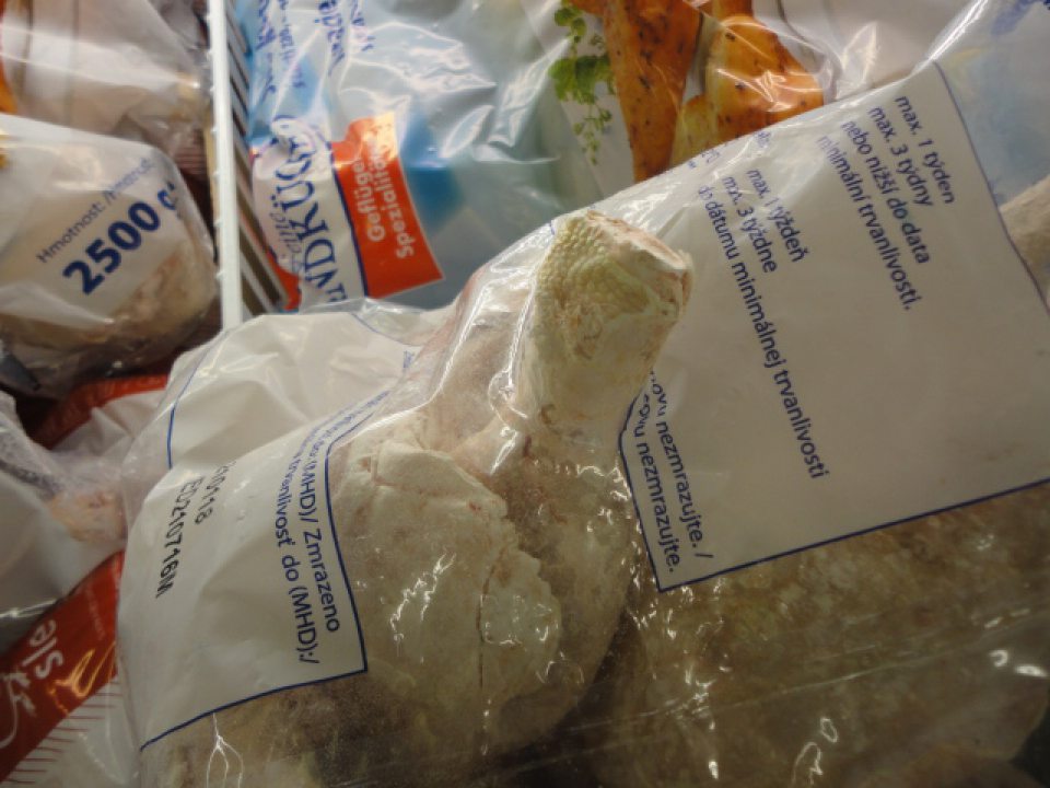 Umiestňovanie na trh hlbokozmrazenej  hydiny s poškodeným obalom a známkami vysušenia mrazom.