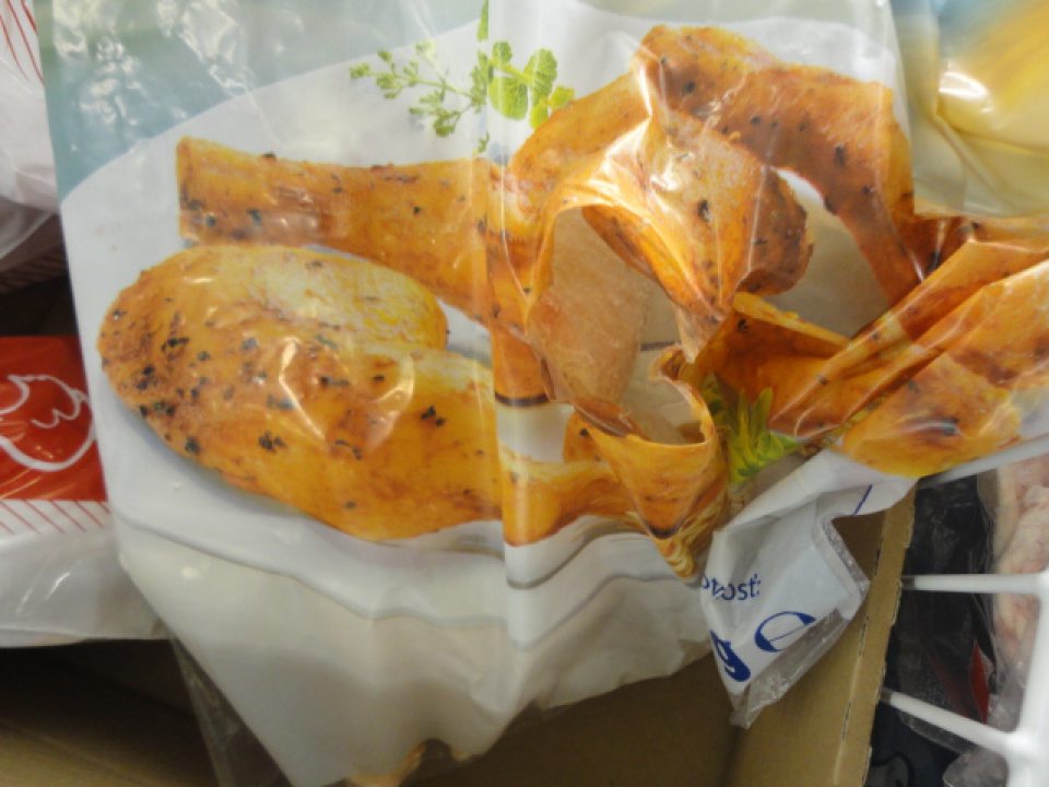 Umiestňovanie na trh hlbokozmrazenej  hydiny s poškodeným obalom.