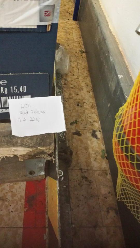 Znečistená podlaha v sklade prevádzky.