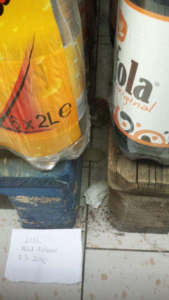 Znečistená podlaha na predajnej ploche.