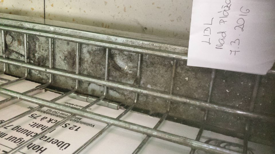 Znečistený plastový kôš na pekárenské výrobky v prevádzke.