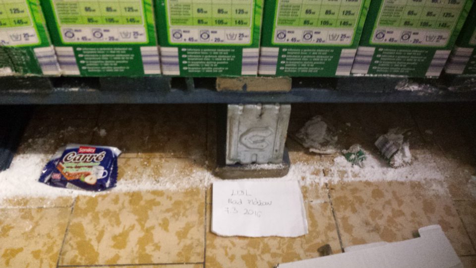 Znečistená podlaha v sklade prevádzky.