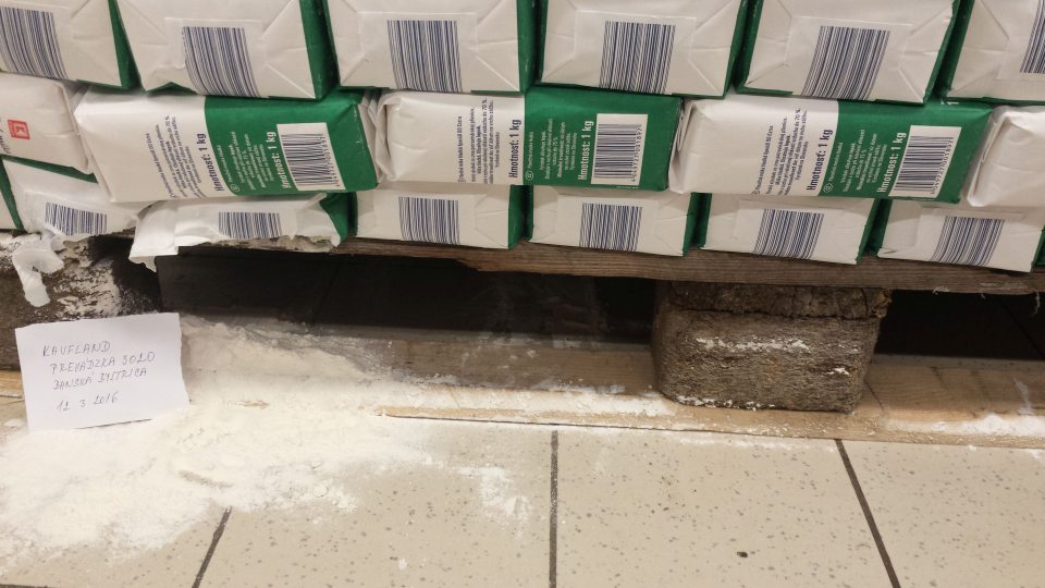 Znečistená podlaha od múky vo väčšom rozsahu