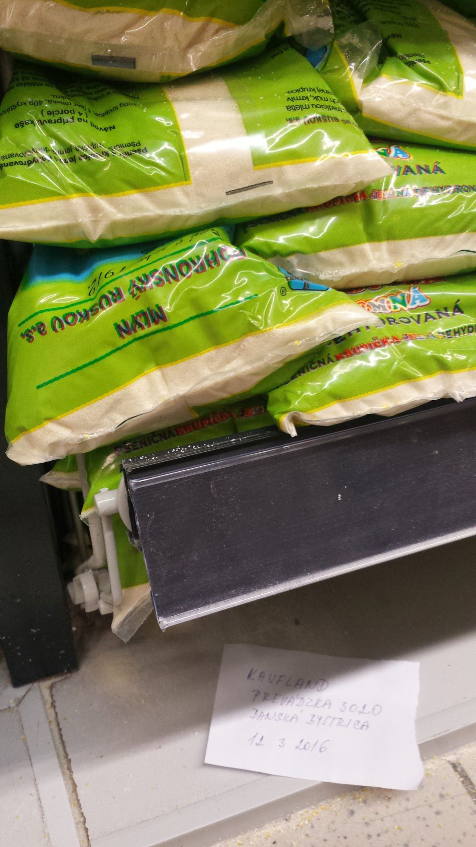 Znečistená podlaha od detskej krupice vo väčšom rozsahu