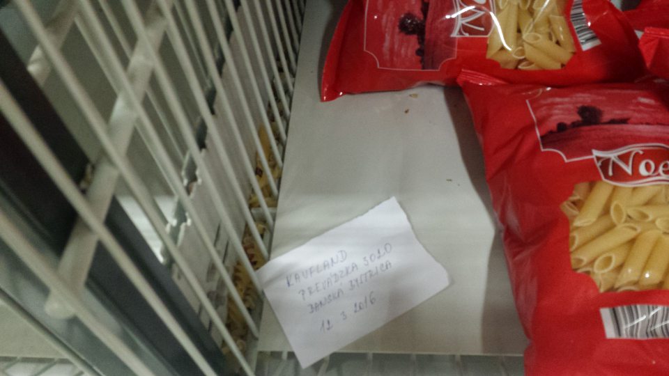 Znečistené regále (podesty) od cestovín a prachu vo väčšom rozsahu