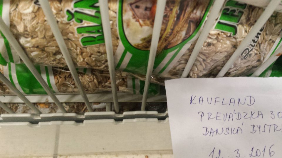 Znečistené regále (podesty) od prachu a ražných vločiek vo väčšom rozsahu