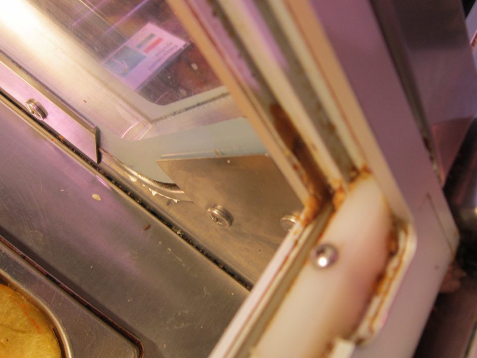 Znečistené lišty teplého pultu od zbytkov korenín,prachu,olejov