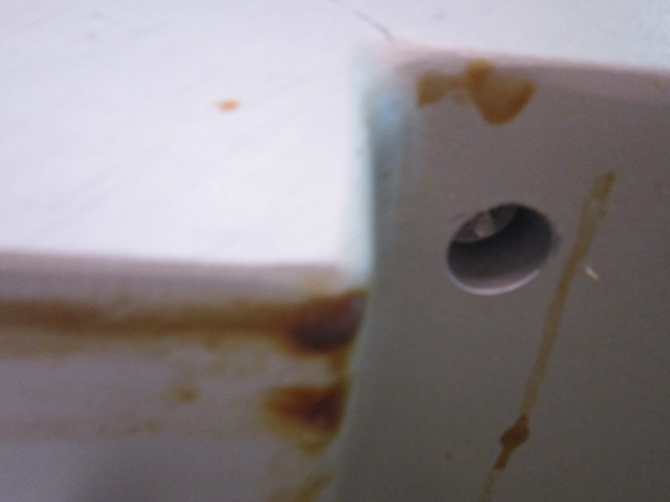 Znečistená spodná časť nárezového stroja od vytečených zaschnutých mäsových štiav