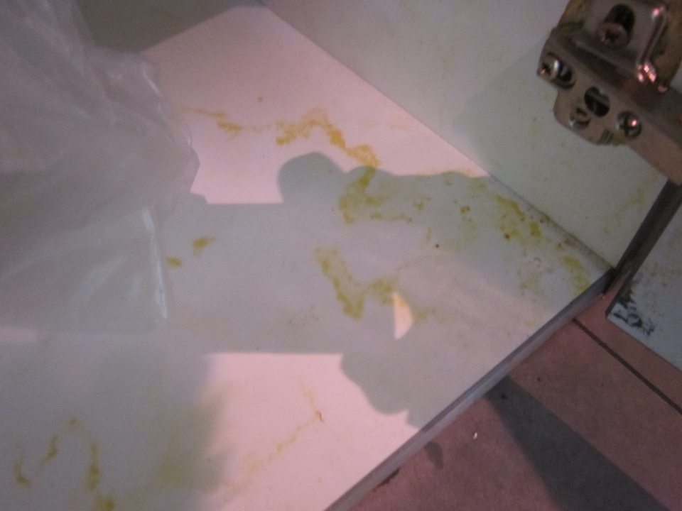 Znečistené 2 skrinky za obslužným pultom od vytečeného oleja