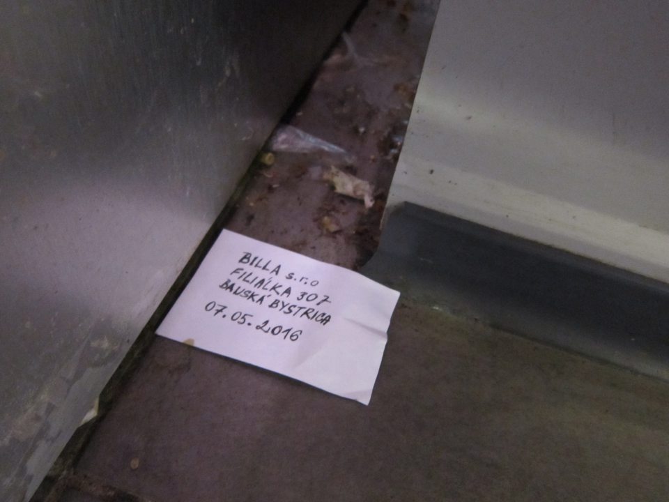 Znečistená podlaha medzi teplým pultom a manipulačným stolíkom od zaschnutých olejov, rôznych nečistôt a prachu