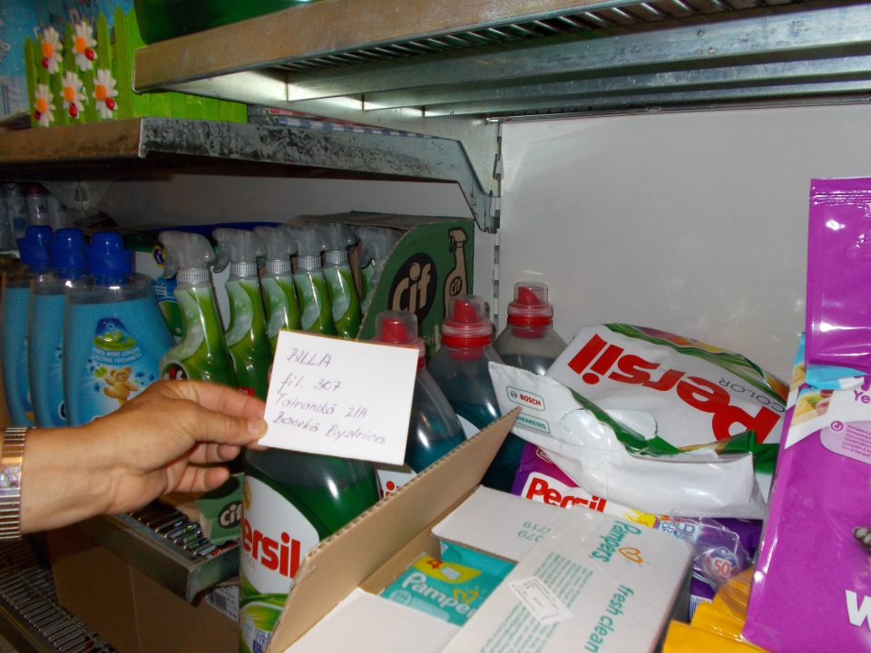 V prevádzke skladovanie potravín v blízkosti grogériového tovaru.