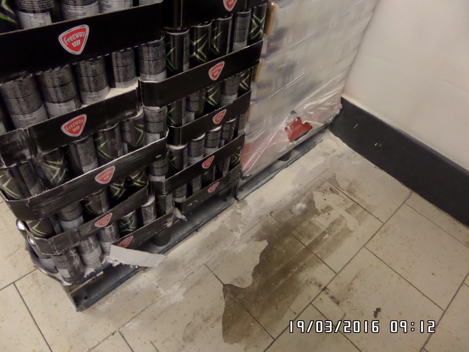 Podlaha v sklade znečistená mechanickými nečistotami, zvyškami papiera, kartónov, rozsýpaná na podlahe ryža a múka.