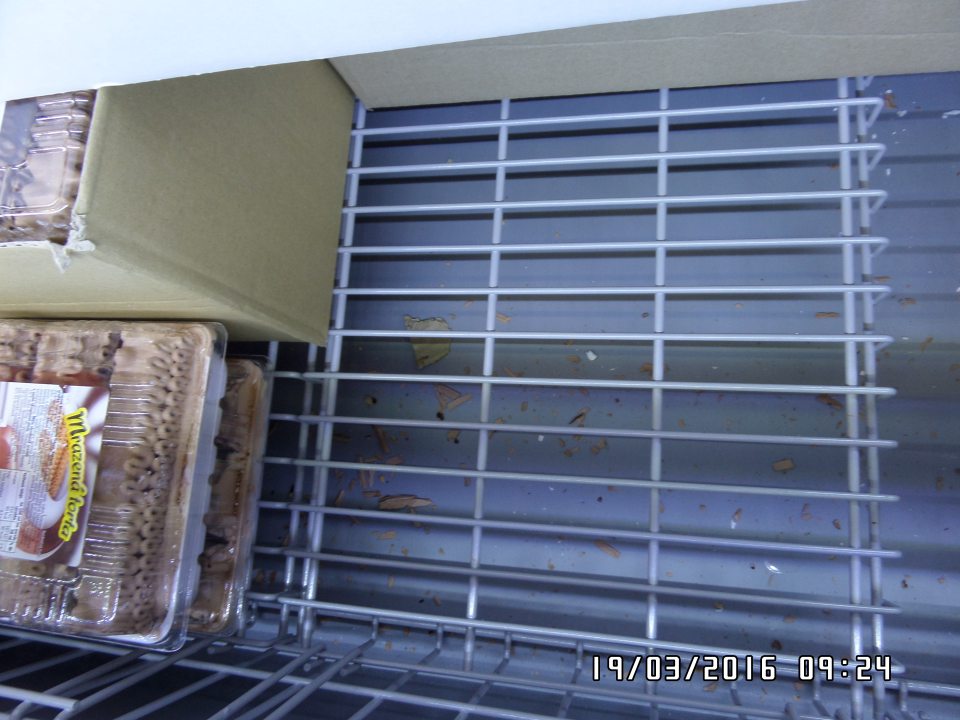 Na predajnej ploche je mraziace zariadenie na mrazené krémy znečistené mechanickými nečistotami (zvyšky papiera, kartónov, prach).