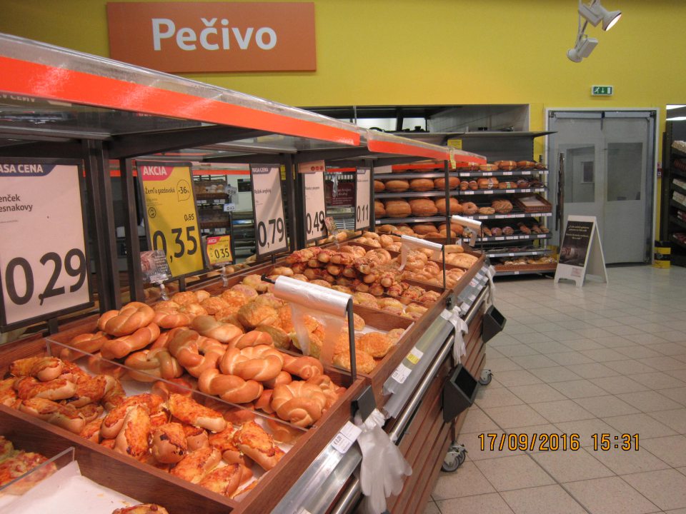 Predaj nebalených pekárskych výrobkov nechránených pred kontamináciou.