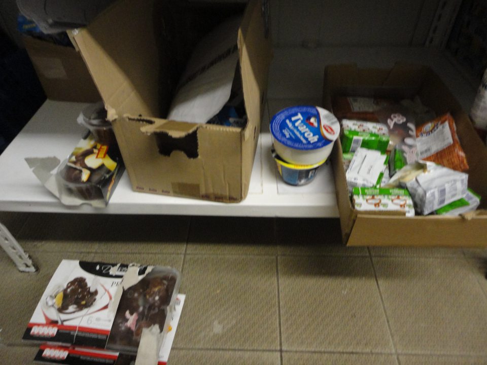 V zázemí prevádzky v chladiacom boxe pre mliečne výrobky je na spodnom regáli uložený vyradený tovar po uplynutí DS/DMT. 