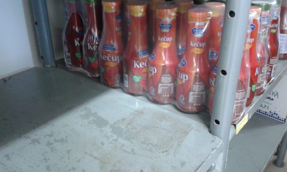 V prevádzke povrch regálov znečistený a skorodovaný.