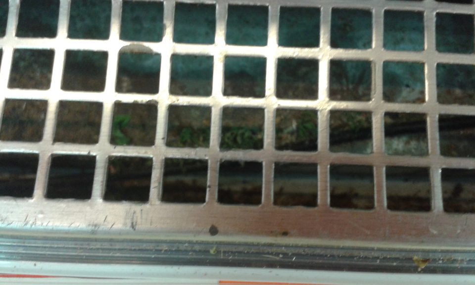 Znečistený priestor pod mriežkou v chladiacej vitríne pre ovocie a zeleninu