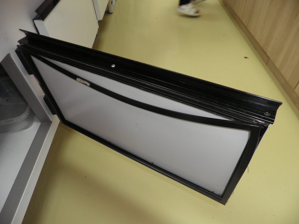 Poškodené tesnenie chladiaceho zariadenia pultového predaja mäsových a mliečnych výrobkov