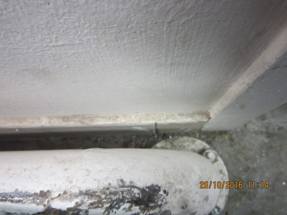 V suchom sklade prevádzky znečistená podlaha. 