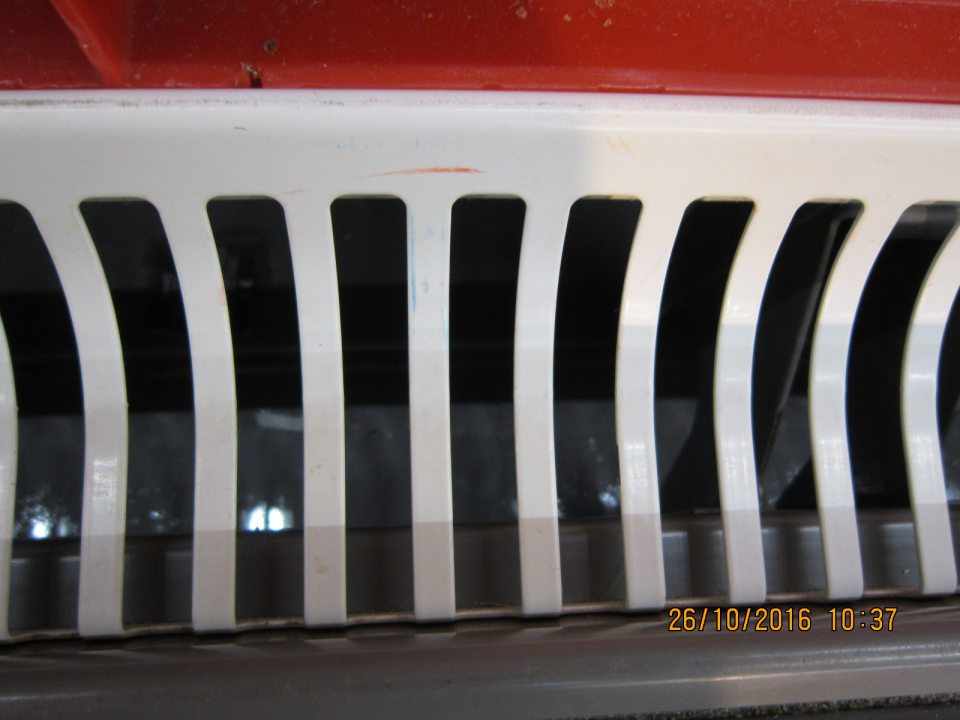 Chladiaca vitrína pre vajcia - v spodnej časti pod mrieškou značná vrstva kondenzátu a nečistôt.