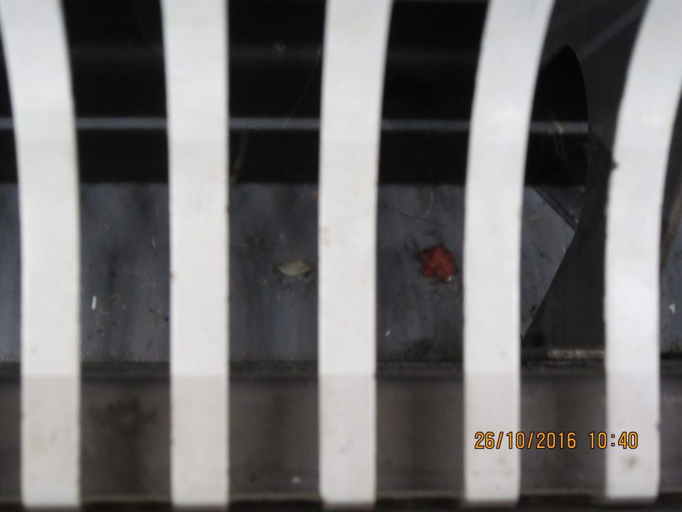 Znečistená chladiaca vitrína pre mliečne výrobky.