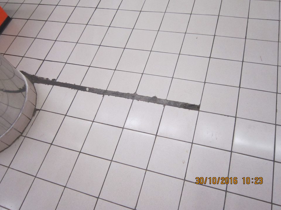 V predajni porušená dlažba.