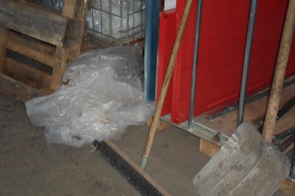 V manipulačnej miestnosti  na likvidáciu odpadu priamo otvorenej na príjmovú rampu nesystematicky uložené  čistiace pomôcky – metla, lopata, použitý obalový materiál - igelitové vrecia a prázdne papierové kartóny.  