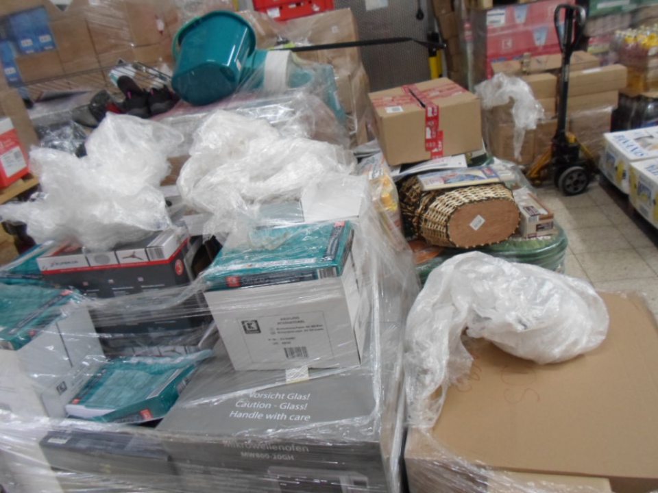 V skladovom priestore prevádzky medzi tovarom určeným na predaj nevhodne uložený rôzny prevádzkový materiál. 