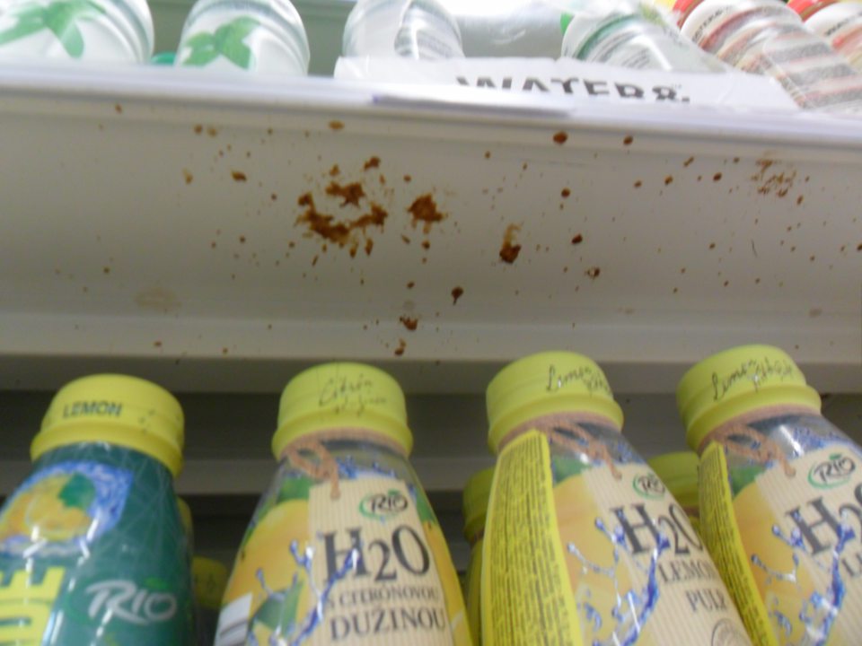 Na predajnej ploche znečistené regále.