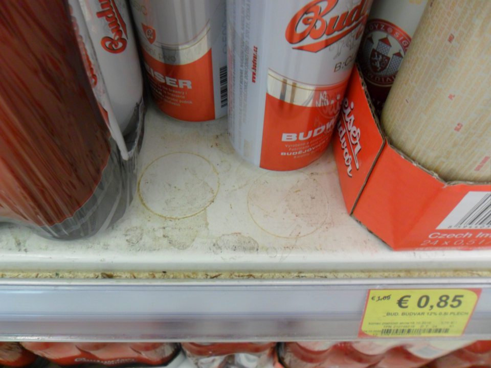 V predajnom priestore znečistený regál.