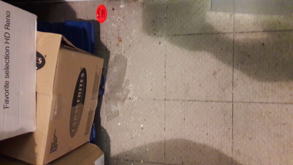 V mraziacom boxe v skladových priestoroch prevádzky znečistená podlaha.