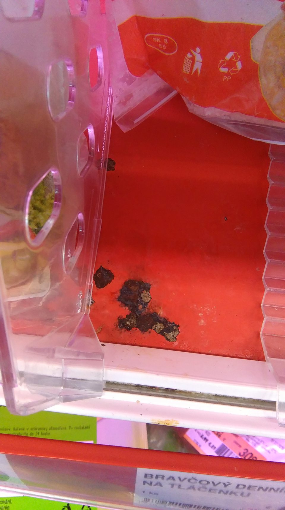 Chladiaca vitrína s mäsovými výrobkami - poškodená celistvosť úložnej plochy - korózia .