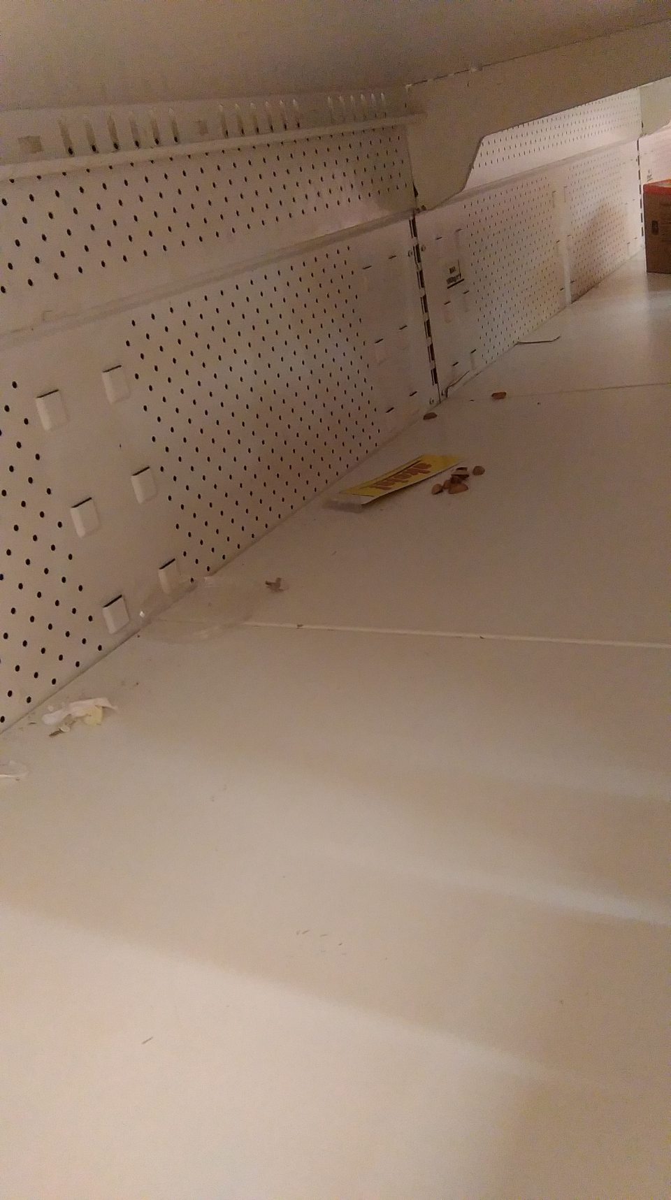 Znečistená úložná plocha chladiacej vitríny mliečnych výrobkov.